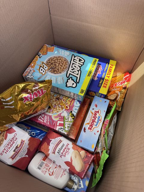 Caja real de un pedido armada con cereales, dulces y snacks